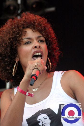 Joy Denalane (D) 21. Summer Jam, Fuehlinger See Koeln - Red Stage 16. Juli 2006 (9).jpg